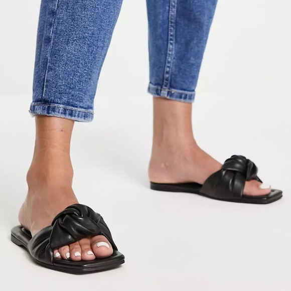 Asos Stradivarius padded knot flat sandal in black. - Picture 2 of 5